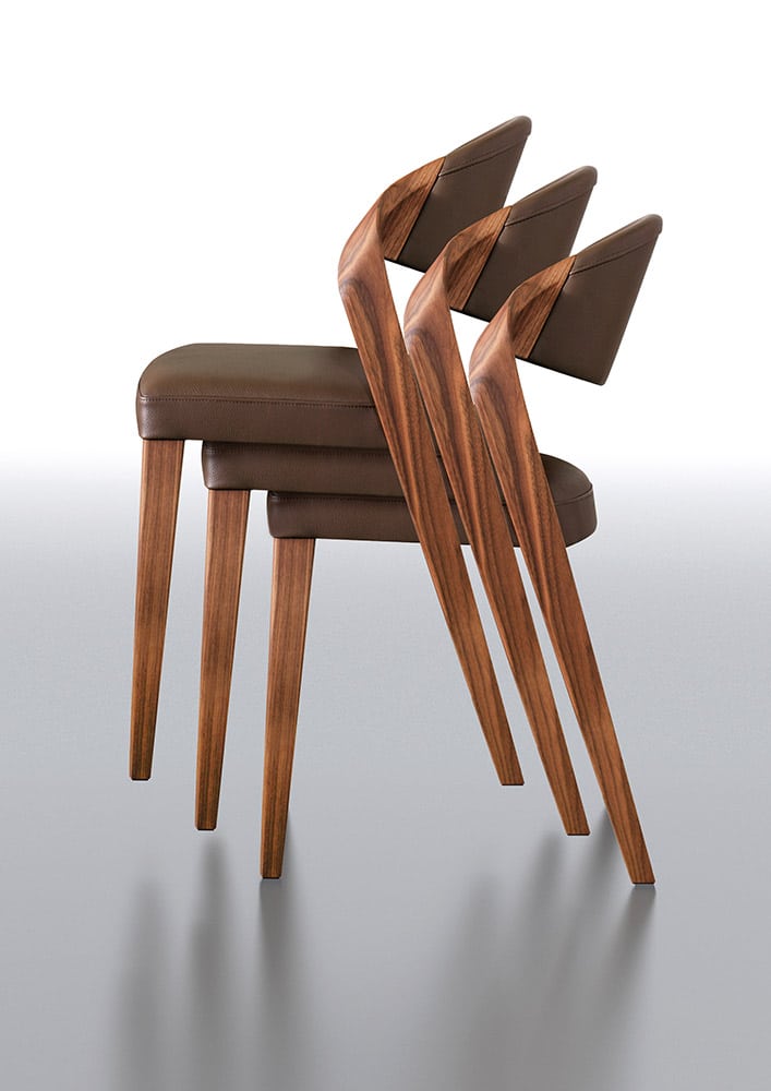 Meuble en noyer: chaise en noyer design avec revêtement en cuir