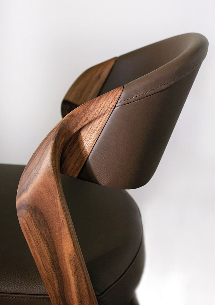 Chaise design en noyer avec revêtement en cuir
