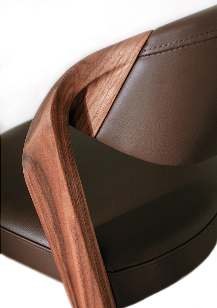 Chaise design noyer haut de gamme avec revêtement en cuir