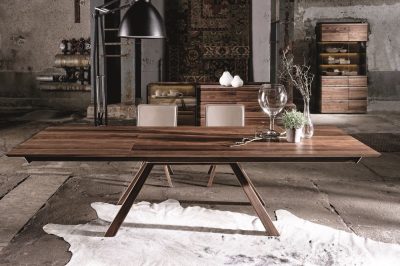 Table de repas design en noyer sur un tapis en fourrure